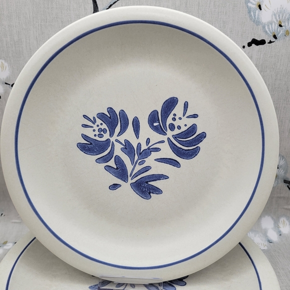 Vintage Pfaltzgraff Stoneware Yorktowne Dinner Plates - Picture 2 of 7
